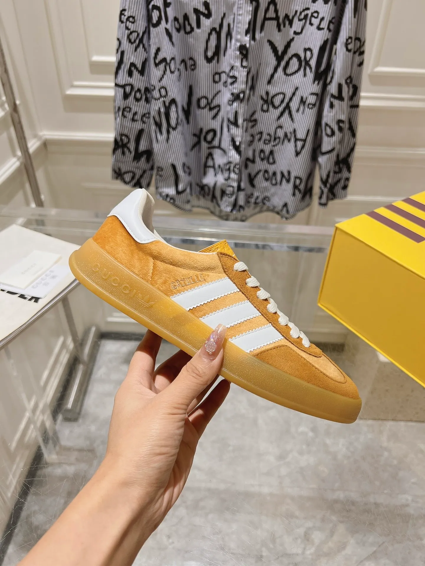 👟👟Ex-factory price 520👟👟Gucci&adidas joint limited edition couple's sneakers. A super nice joint casual sneaker with rich and bold colors! It showed everyone a completely different charm from the past! Combining retro style and youthful sports style to create a new aesthetic! Vitality yet stylish at the same time! ! Upper - made of cowhide, cowhide, cloth. Lining - sheepskin lining for foot pads. Sole - original open-molded beef tendon non-slip and wear-resistant outsole. Size: 35-47 (couple style)